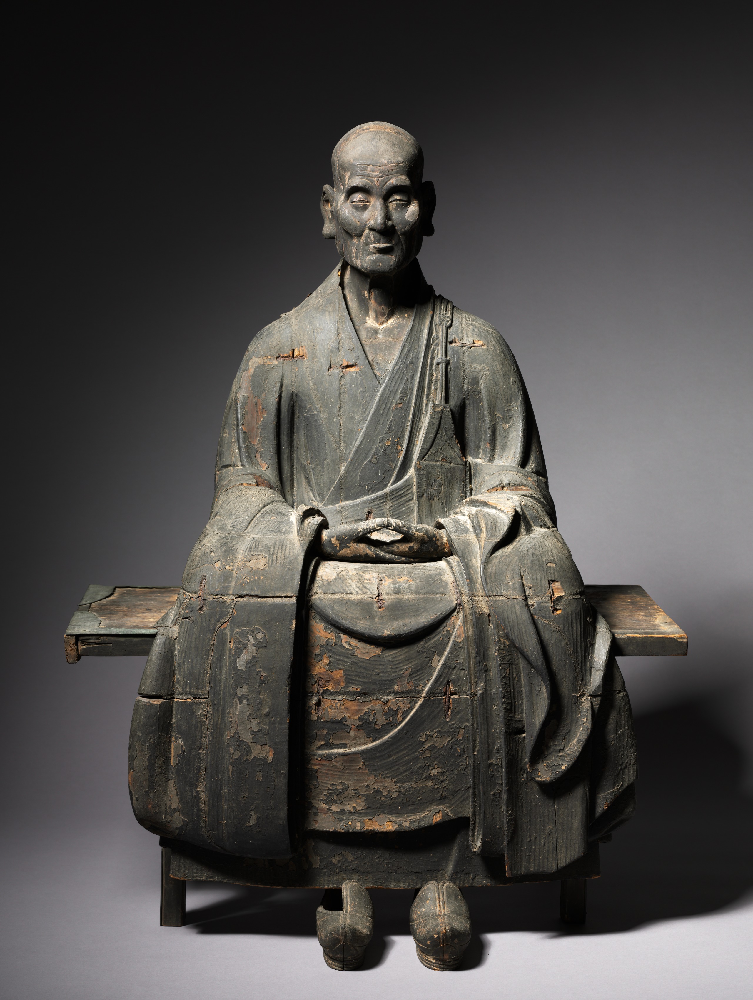 Kamakura chinsō portrait of Shinchi Kakushin, c. 1295–1315, lacquered hinoki, 91 cm. Cross-legged on a low bench; only lacquer underlay survives.