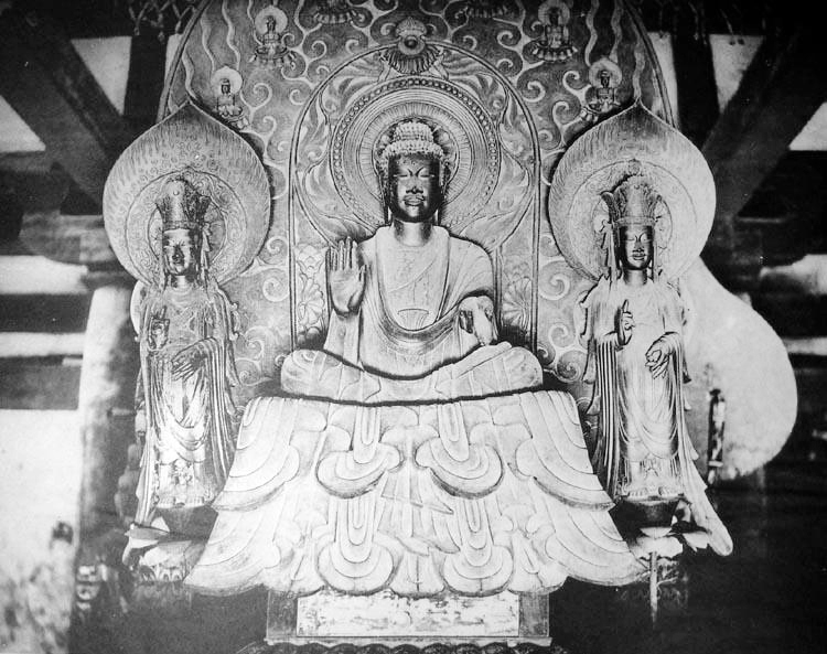 Hōryū-ji Kondō Shaka triad by Tori Busshi, Asuka 623, gilt bronze. Central seated Shakyamuni in abhaya- and varada-mudrā; two flanking standing bodhisattvas.