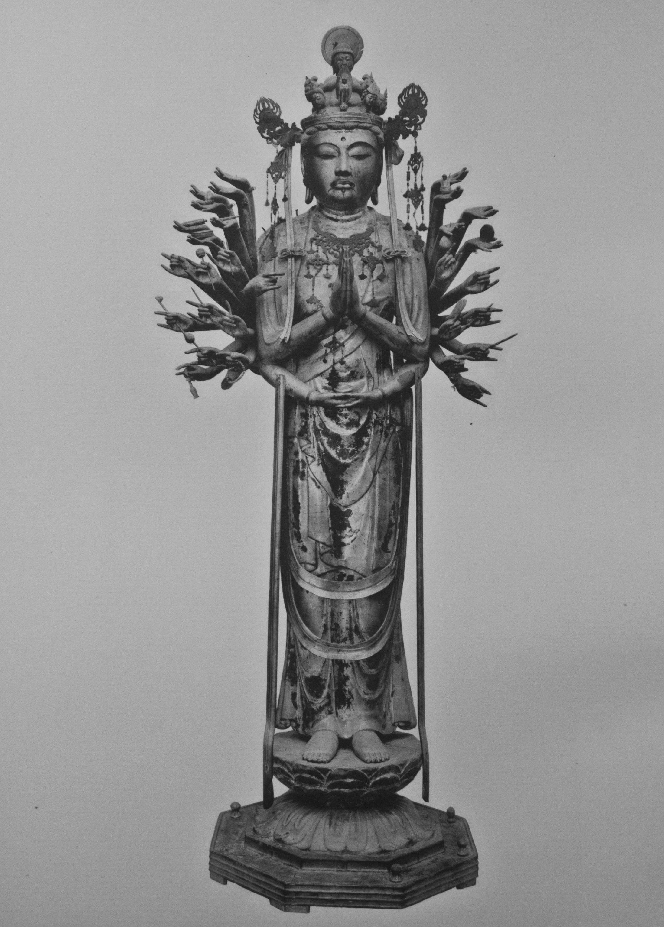 Sanjūsangen-dō chief Senju Kannon by Tankei, Kamakura 1254, gilt yosegi wood. Eleven heads; 42 arms (central two in gasshō, outer 40 with canonical implements).