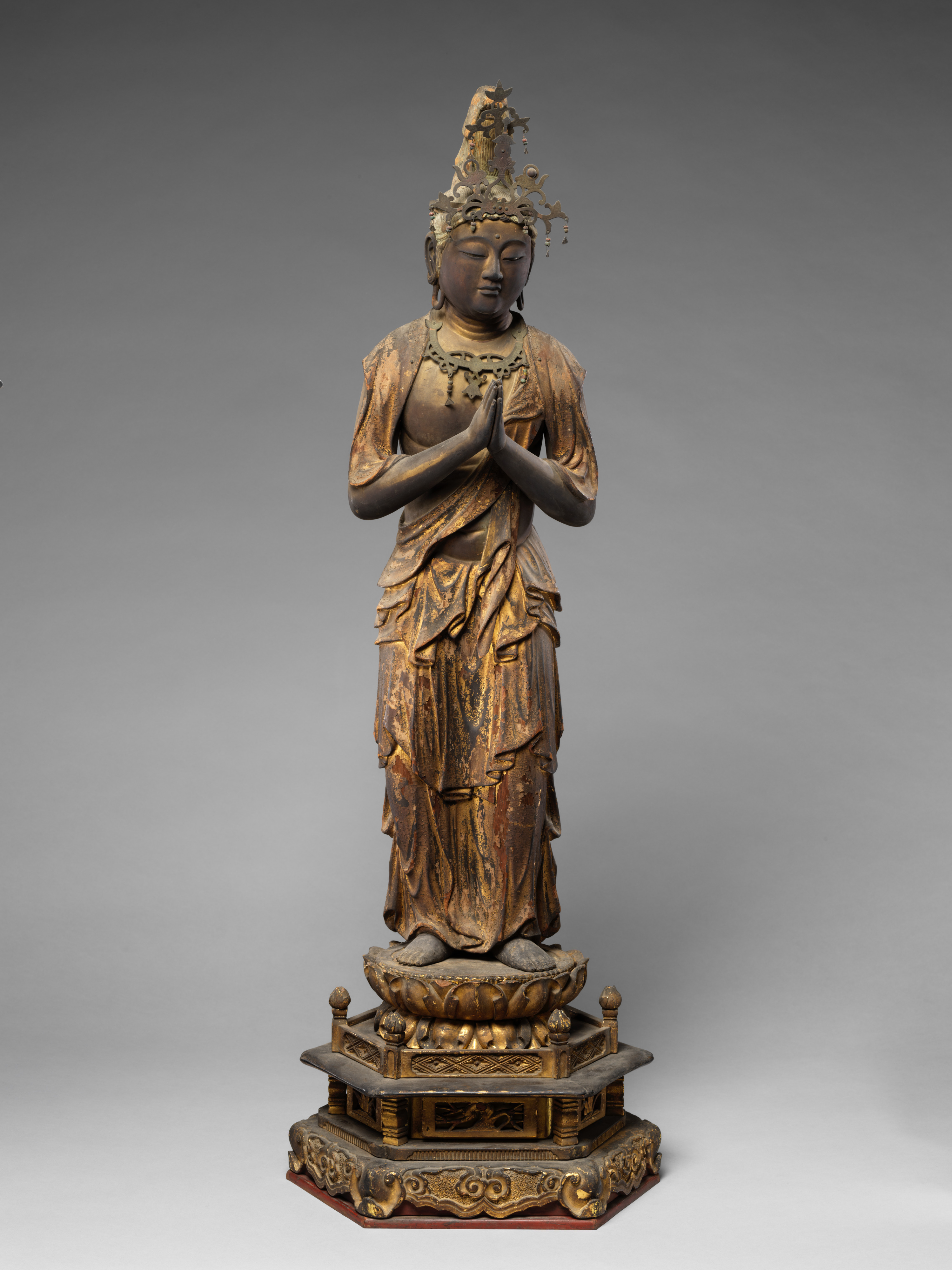 Kamakura attendant Seishi in painted-and-gilt wood with gyokugan eyes, late 12th–13th c., 84 cm. Mirror to the paired Kannon; tall water-pot crown.