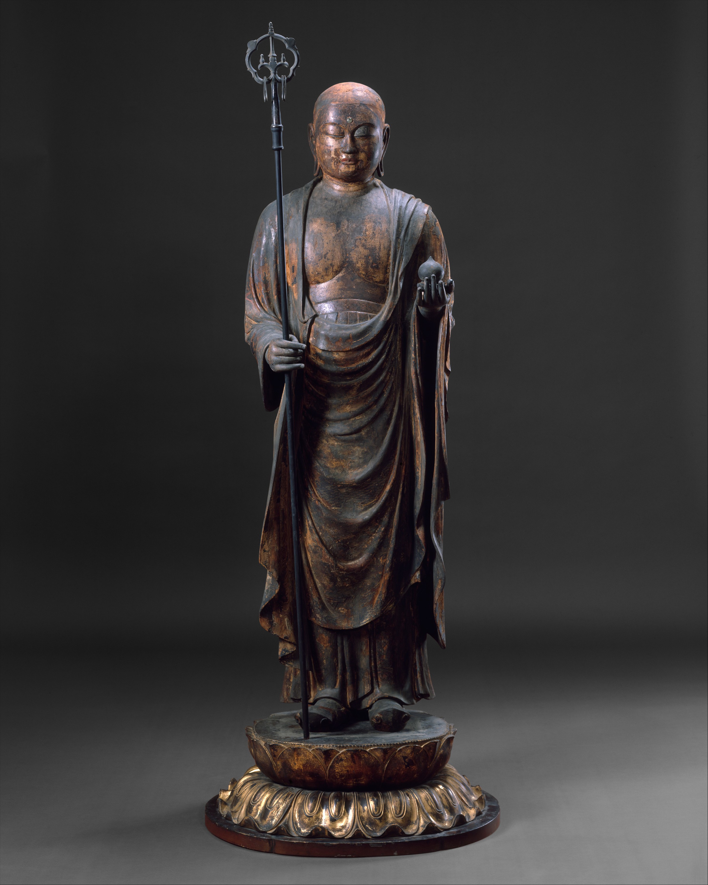 Kamakura standing wood Jizō Bosatsu, late 12th–mid-13th c., 188.6 cm with staff. Itinerant-monk form: cintāmaṇi in the left hand, six-ringed shakujō in the right.