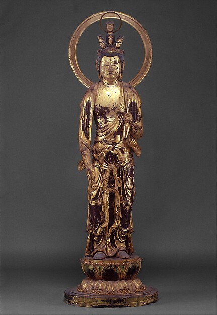 Nanbokuchō standing wood Jūichimen Kannon, mid–late 14th c., 199 cm. Canonical stack of small heads tiered above the principal face; metal halo above.