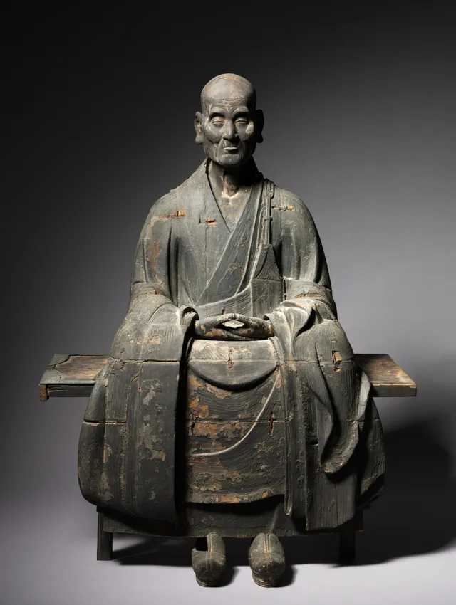 Kamakura chinsō portrait of Shinchi Kakushin, c. 1295–1315, lacquered hinoki, 91 cm. Cross-legged on a low bench; only lacquer underlay survives.