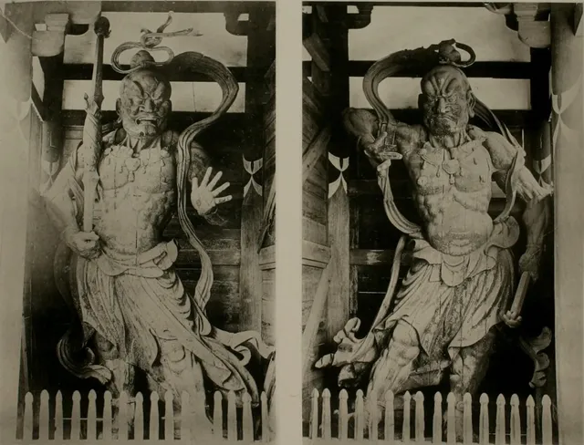 1900 line-engraving of the Tōdai-ji Nandaimon Agyō Niō (Kamakura 1203, ~8.4 m). Three-quarter pose, raised vajra-pestle in the right hand, open mouth in *a* utterance.